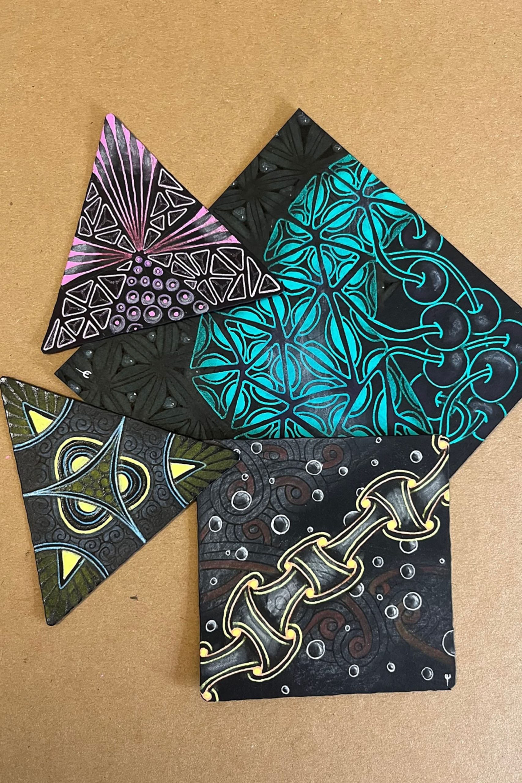no.111 黒南風のダルメシアンと雨粒クリスタル Tangling on Black Zentangle Tiles: Tips for Getting Started
